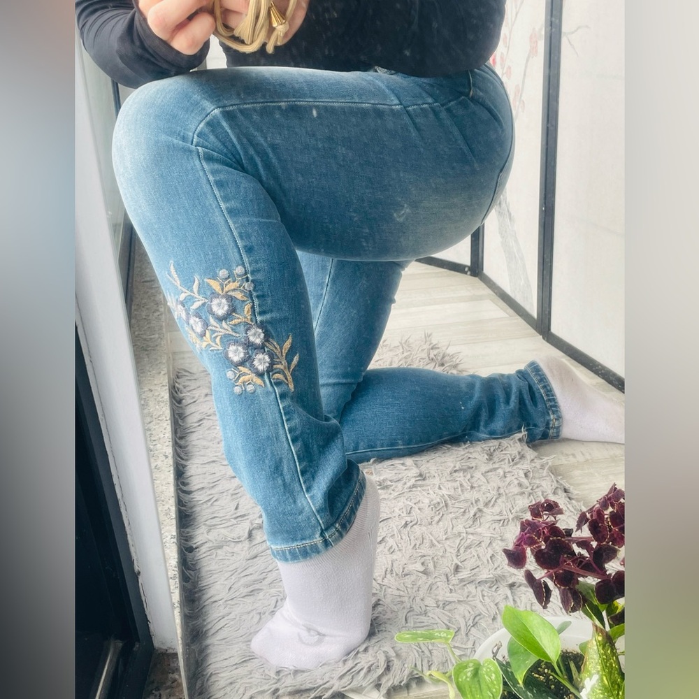 J.McLaughlin Jeans Floral Embroidery Hip Ankle Tappered Mid Rise Figurefit Blue